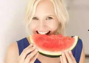 孕妇吃瓜搞笑视频,瓜果飘香，萌娃笑翻天