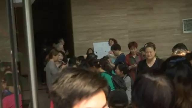 长沙法官吃瓜事件,网络舆论下的职业形象考验