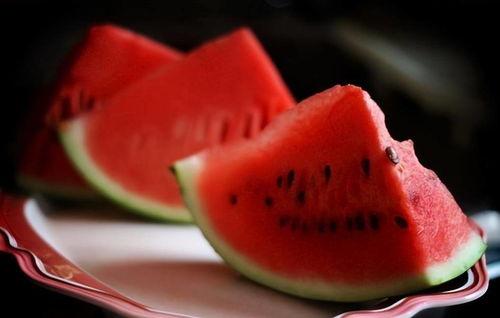 疫情期间吃冰瓜,冰瓜解暑，共度清凉时光