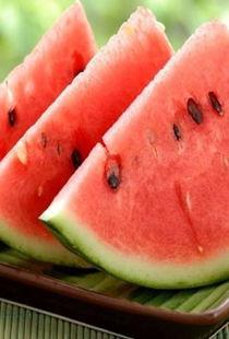 疫情期间吃冰瓜,冰瓜解暑，共度清凉时光