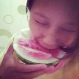 下午吃瓜吐舌视频,吐舌瞬间，笑点满满