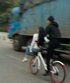 天津骑行大哥吃瓜事件,网络热议事件背后