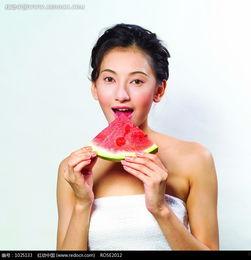 甘肃美女吃瓜图片,甘肃美女瓜田风情写真