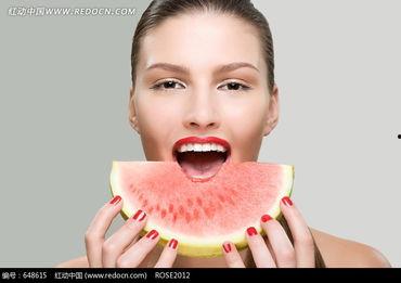 甘肃美女吃瓜图片,甘肃美女瓜田风情写真