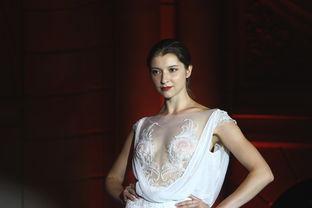 甘肃美女吃瓜图片,甘肃美女瓜田风情写真