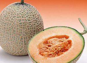 何超仪吃哈密瓜,甜蜜滋味尽在口中