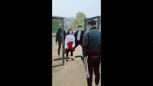 学生隔着铁门吃瓜,学生隔空共享瓜香